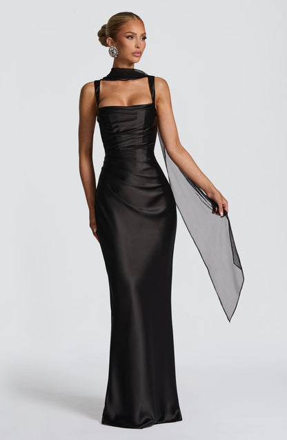 Robe longue satin plissée noire Lissora — Calanthe