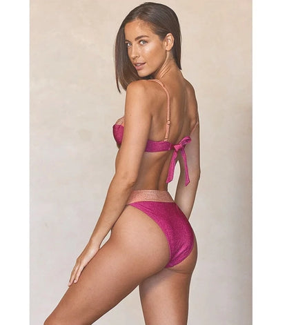 Bikini con Bloques de Color, Tiras y Pareo