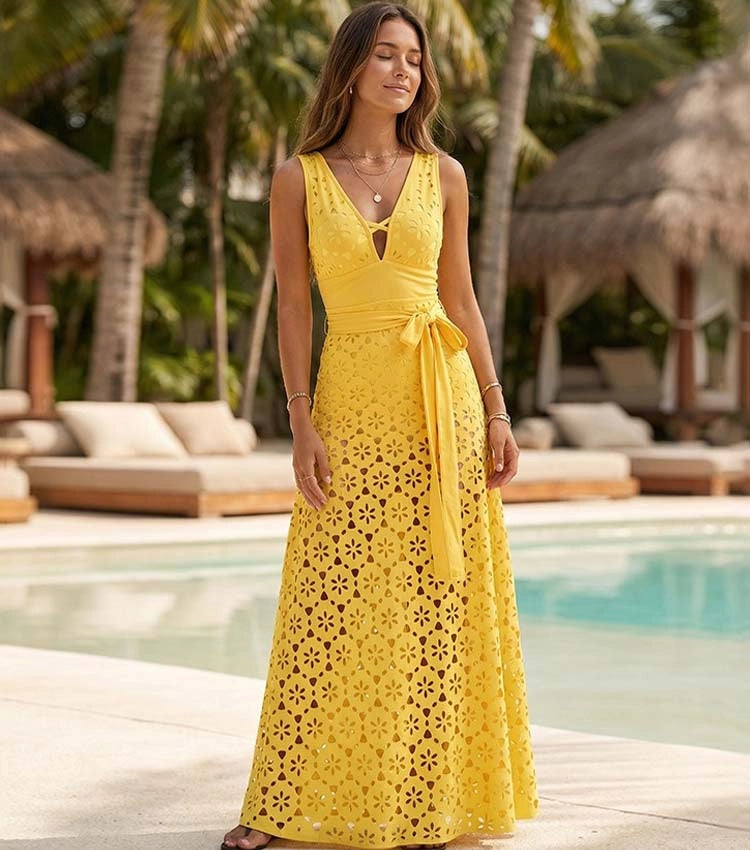 Bañador Amarillo con Corte Láser Floral y Falda