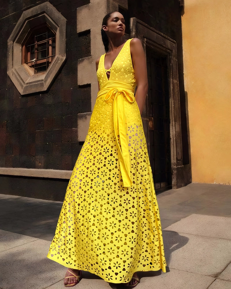 Bañador Amarillo con Corte Láser Floral y Falda