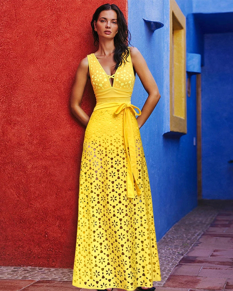 Bañador Amarillo con Corte Láser Floral y Falda