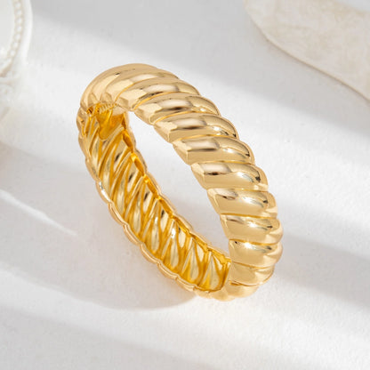 Pulsera con Textura en Espiral